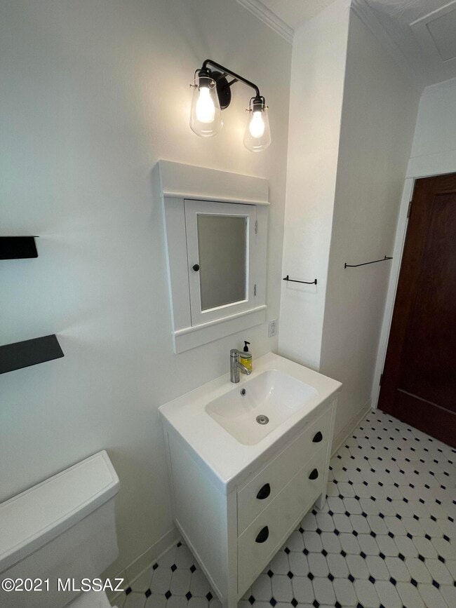 Building Photo - 1041 E Grant Rd