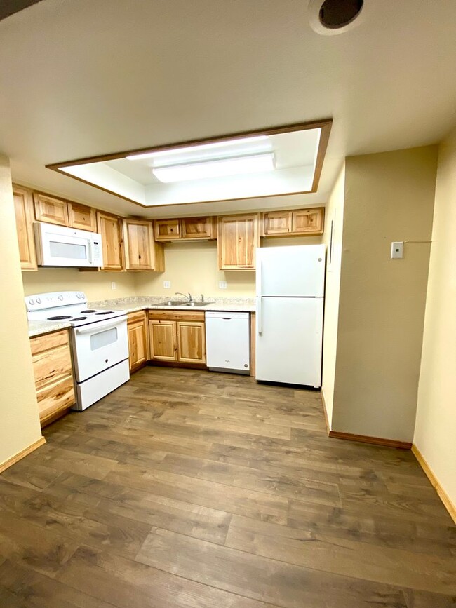 Building Photo - Unbeatable Price for 2 bed in 80916!  Secu...