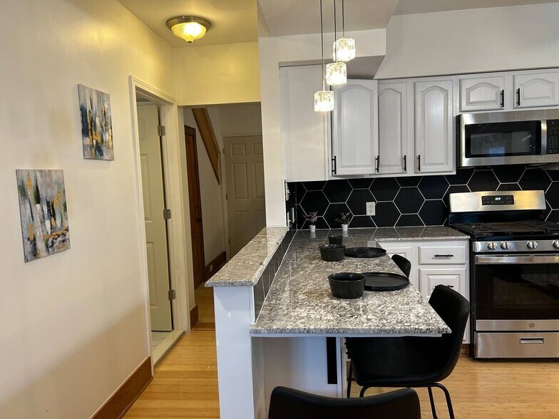 Building Photo - 116 1st St