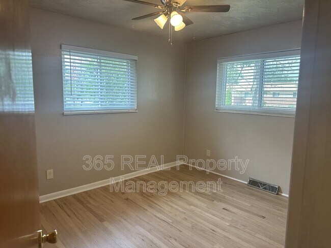 Building Photo - 301 Olive Ln