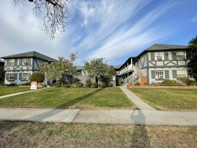 1841 Riverside Drive - 1841 Riverside Dr