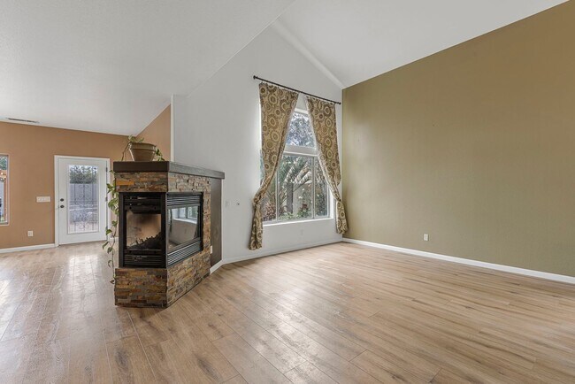 Building Photo - Lovely 3 bed / 2.5 bath Home in the Power ...