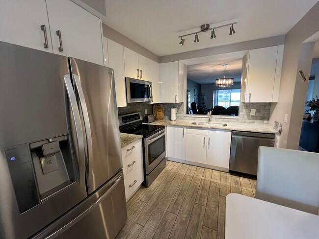 Building Photo - 7340 Amberly Ln
