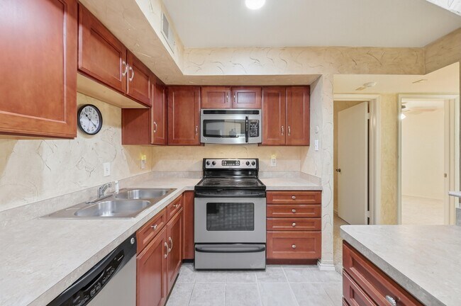 Building Photo - 2311 Basil Dr
