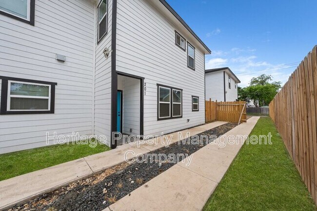 Building Photo - 323 Gabriel