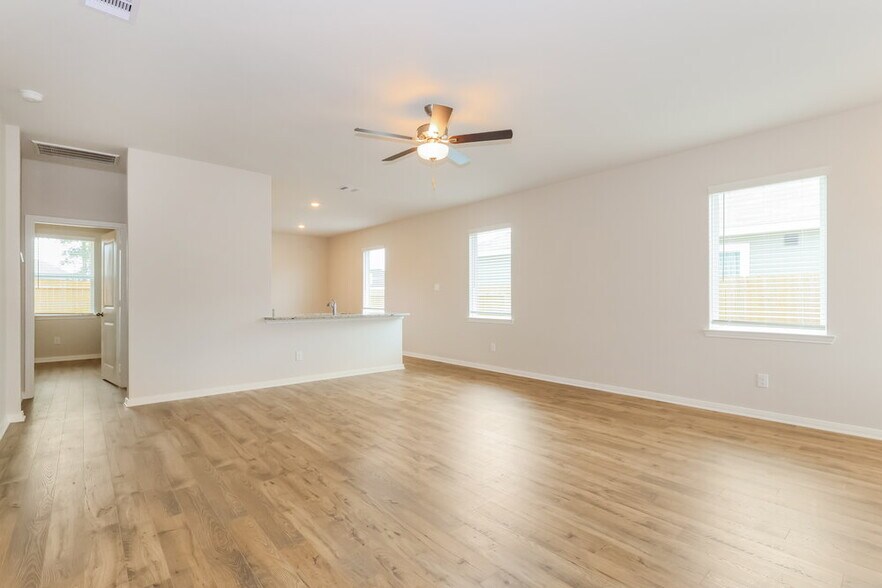 Building Photo - 15642 Plum Brk Dr