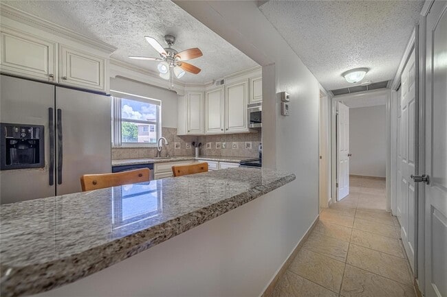 Building Photo - 701 Lori Dr