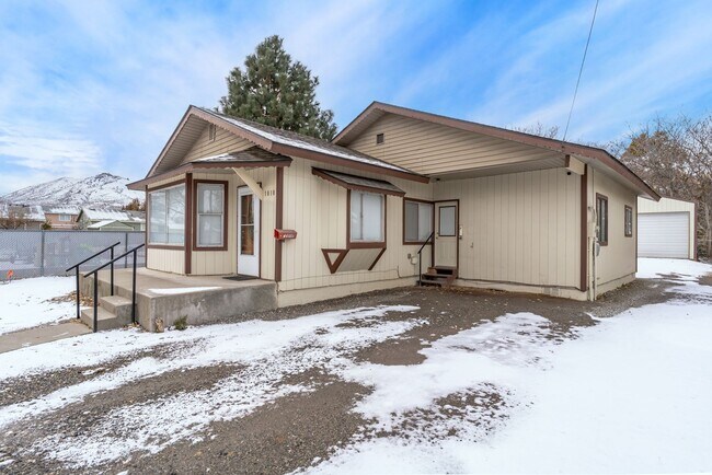 Building Photo - Huge Kitchen, 1000 sq ft Shop/Garage, Remodeled 3 bedroom