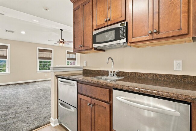 Building Photo - 1414 Chantilly Ln
