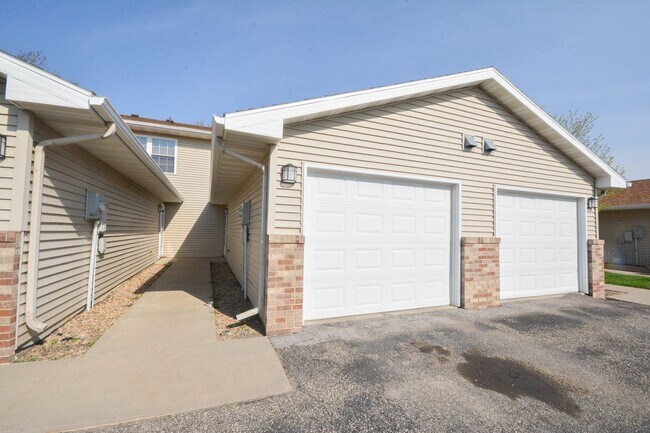 Building Photo - 2-story townhome in fantastic location!