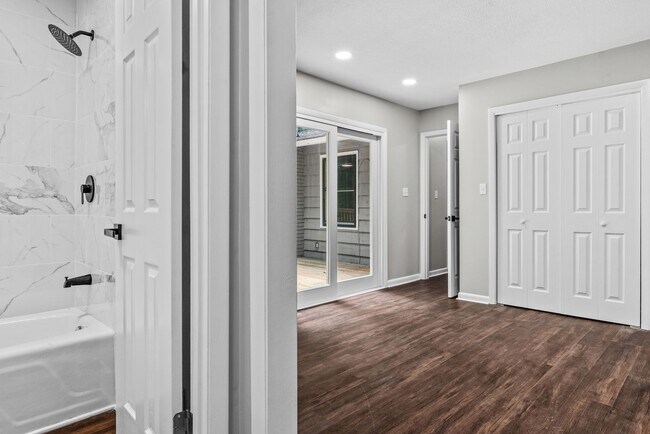 Building Photo - Charming Weatherly Woods Home with In-Law ...
