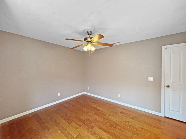 Building Photo - Charming 2BD/2.5BA Townhouse in Bankers Hi...
