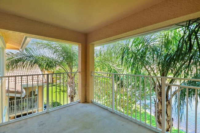Building Photo - 181 SW Palm Dr