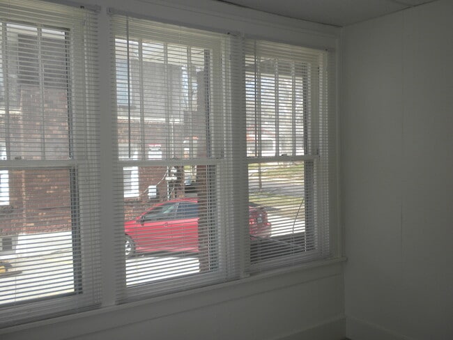 Building Photo - 1510 Rosemary Ln