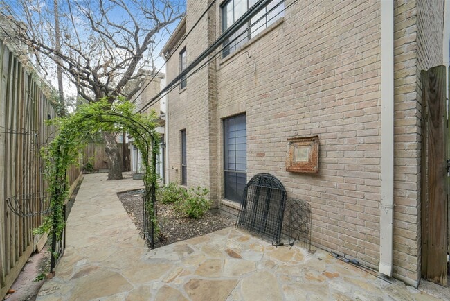 Building Photo - 2423 Nantucket Dr