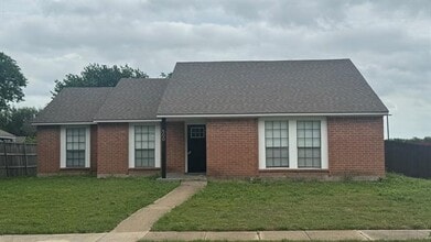 Building Photo - 500 Scarlet Oak St