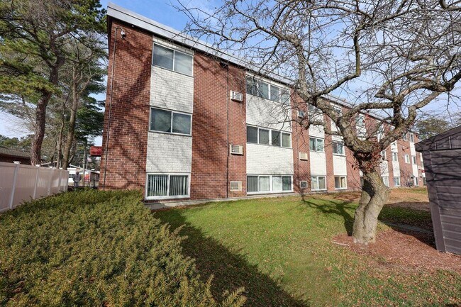 Building Photo - 128 Loudon Rd