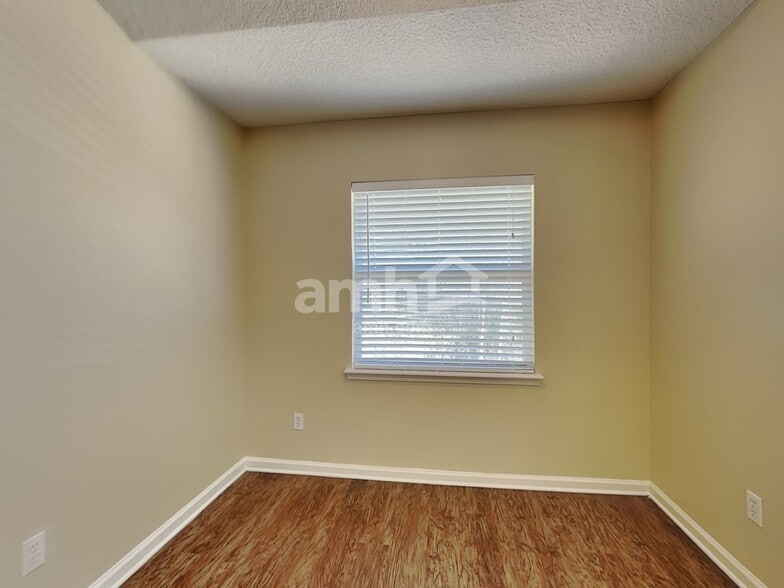 Building Photo - 1379 Samantha Cir E