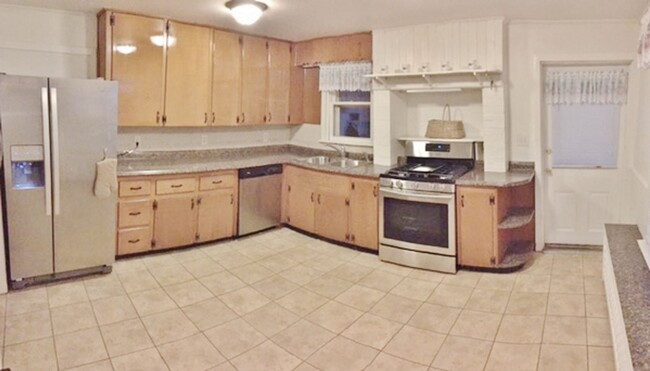 Building Photo - 4 Bed / 2 Bath Single Family with 1 Bed / ...