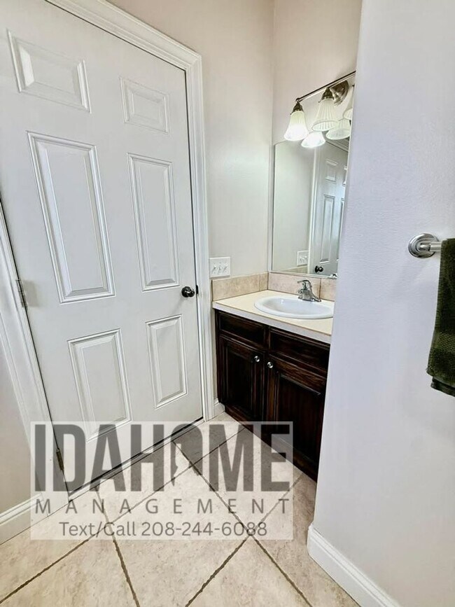 Building Photo - 2049 Sunrise Way