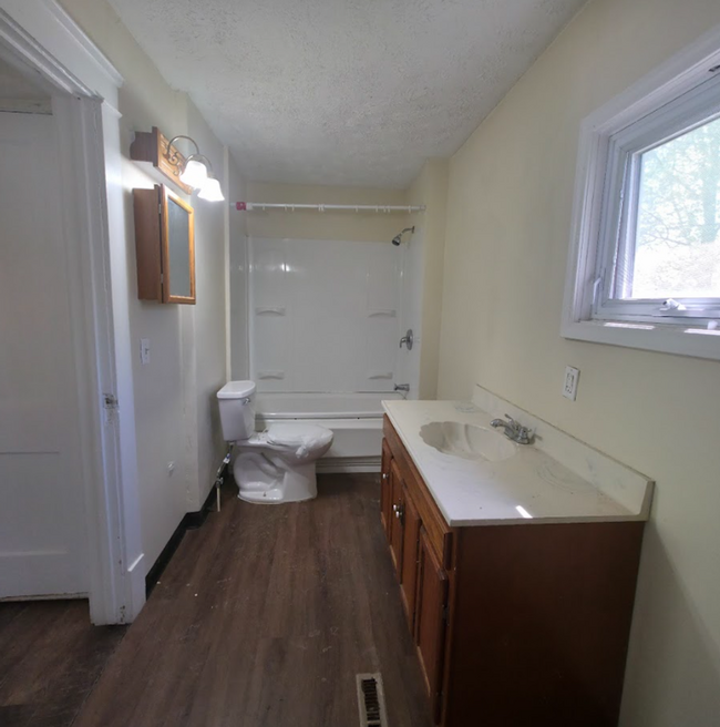 Building Photo - Single Family Home 2 beds 1 bath Available...