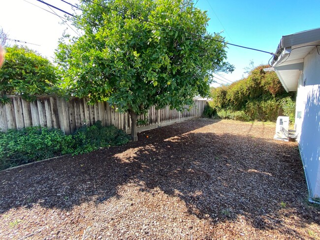 Building Photo - Charming Ranch Style 3-bed/2-bath House in...