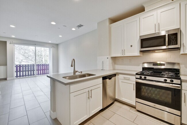 Building Photo - Exquisite 3 bedroom 3 bathroom home in San Jose Blossom Hill area!