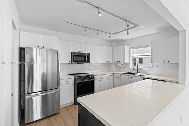 Building Photo - 9250 W Bay Harbor Dr