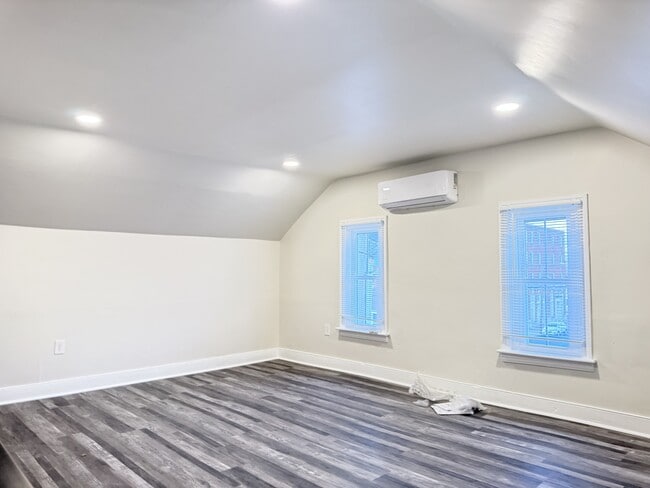 Building Photo - 629 Main St