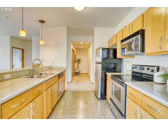 Building Photo - Lovely Corner unit in the Pearl District