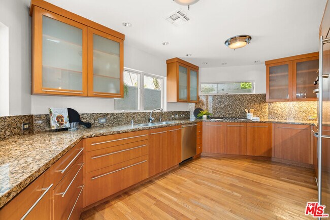 Building Photo - 8781 Lookout Mountain Ave