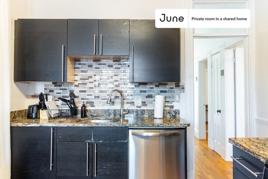Building Photo - Room in Shared 4 bed/1 bath home in Roxbury