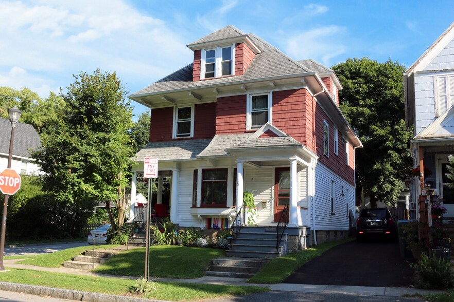 Building Photo - 33 1/2 Bly St