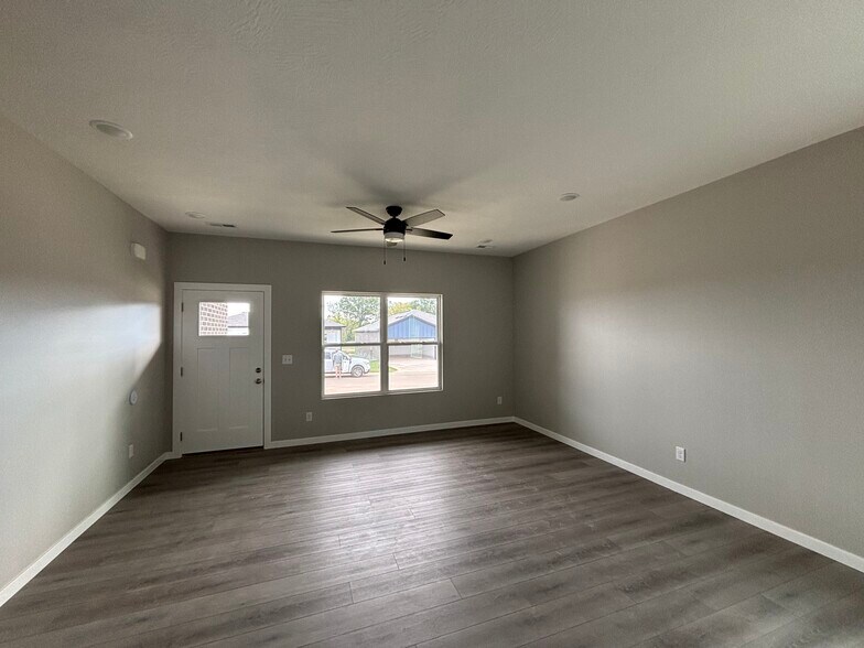 Building Photo - 4940 W Minota St