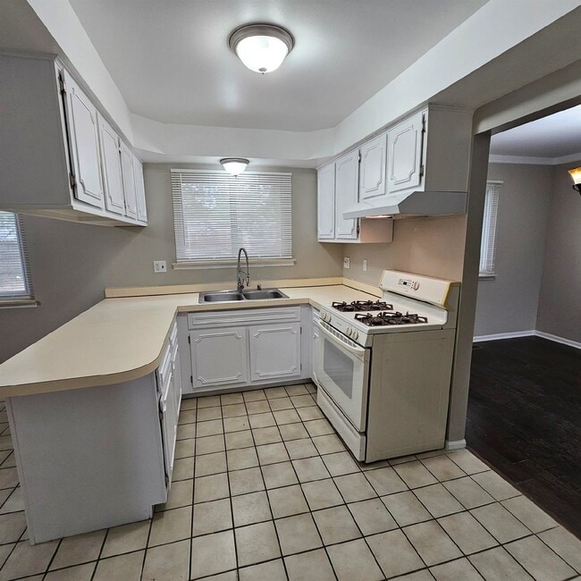 Building Photo - 4 bedroom, 2.5 bath, 2 car garage colonial...