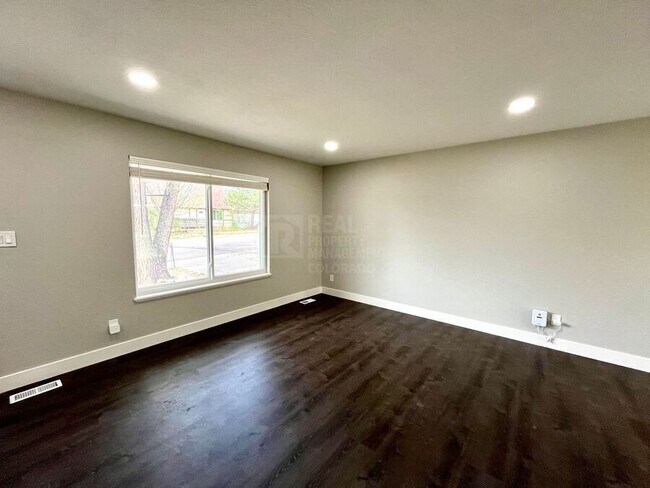 Building Photo - 2123 Fernwood Dr