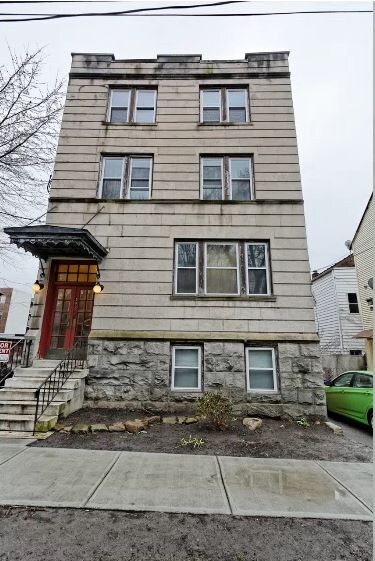 Primary Photo - 582 Park Ave