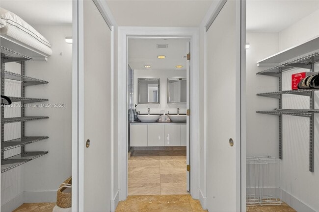 Building Photo - 9821 E Bay Harbor Dr