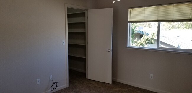 Building Photo - NIN322