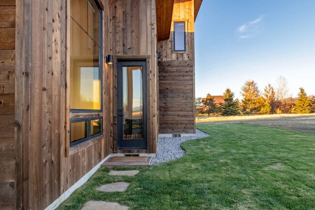 Building Photo - 3402 Alta Vista Dr