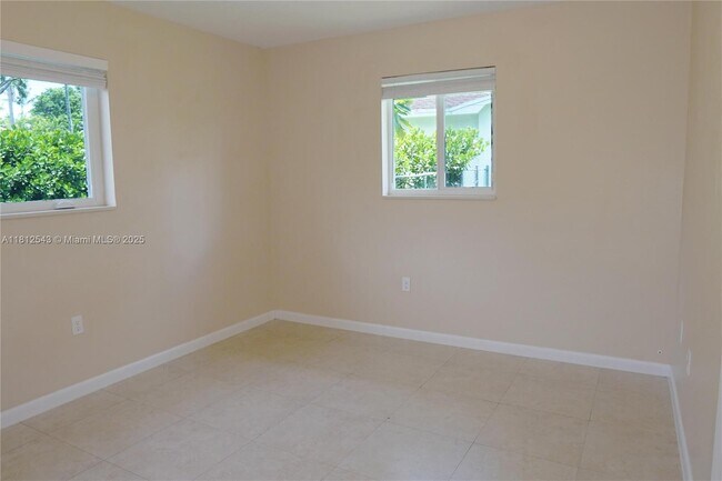 Building Photo - 10701 SW 77th Ct
