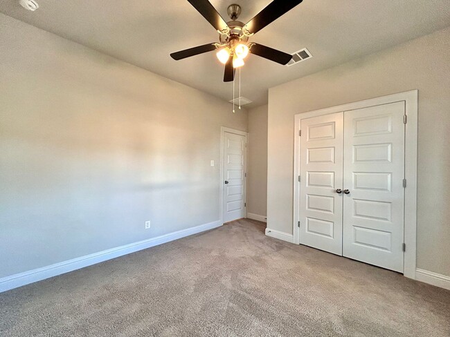 Building Photo - Charming 4/BR 2/BA Home with 2-Car Garage and Private Fenced Backyard