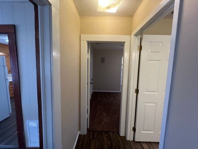 Building Photo - 730 W 17th Ln