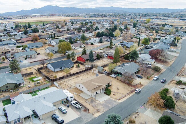 Building Photo - 3 bedroom 2 bathroom Ranch Style Home in Prescott Valley!