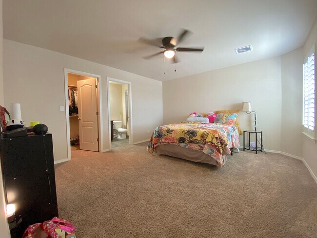 Building Photo - Gorgeous 4bed/3.5bath with 2 Master Bedrooms!