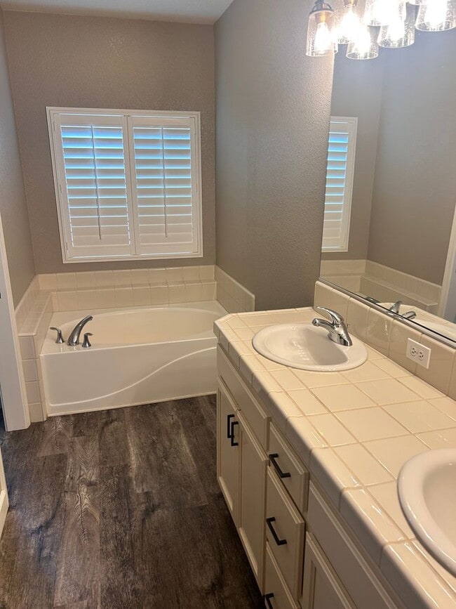 Building Photo - Beautiful 4 bed 2 bath