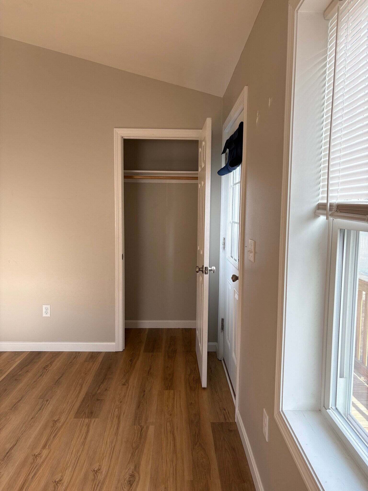 Building Photo - 598 Main St