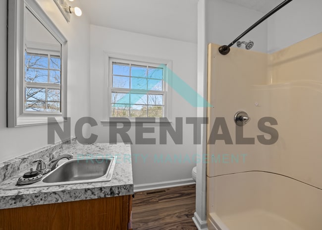 Building Photo - 721 Davis St