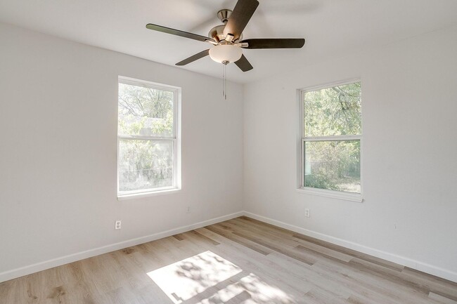 Building Photo - Remodeled 3 Bed, 1 Bath Home in Morningsid...