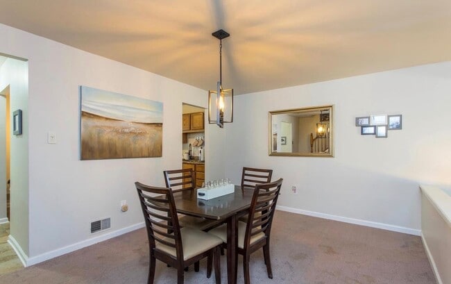 Building Photo - Beautiful updated 3-bedroom 1.5 bath townh...